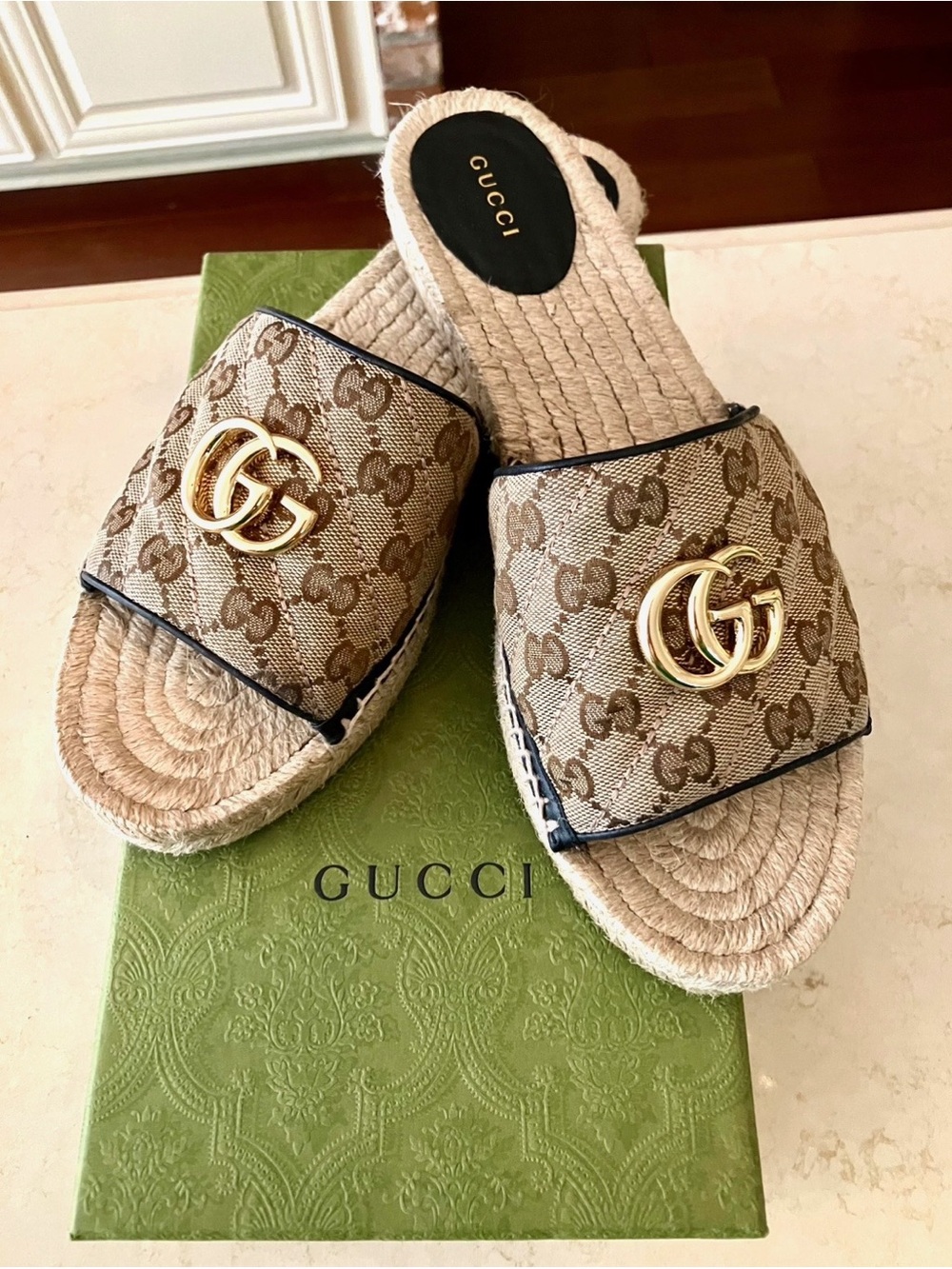 AUTHENTIC GUCCI GG
MATELASSE CANVAS
ESPADRILLE SANDAL size 42